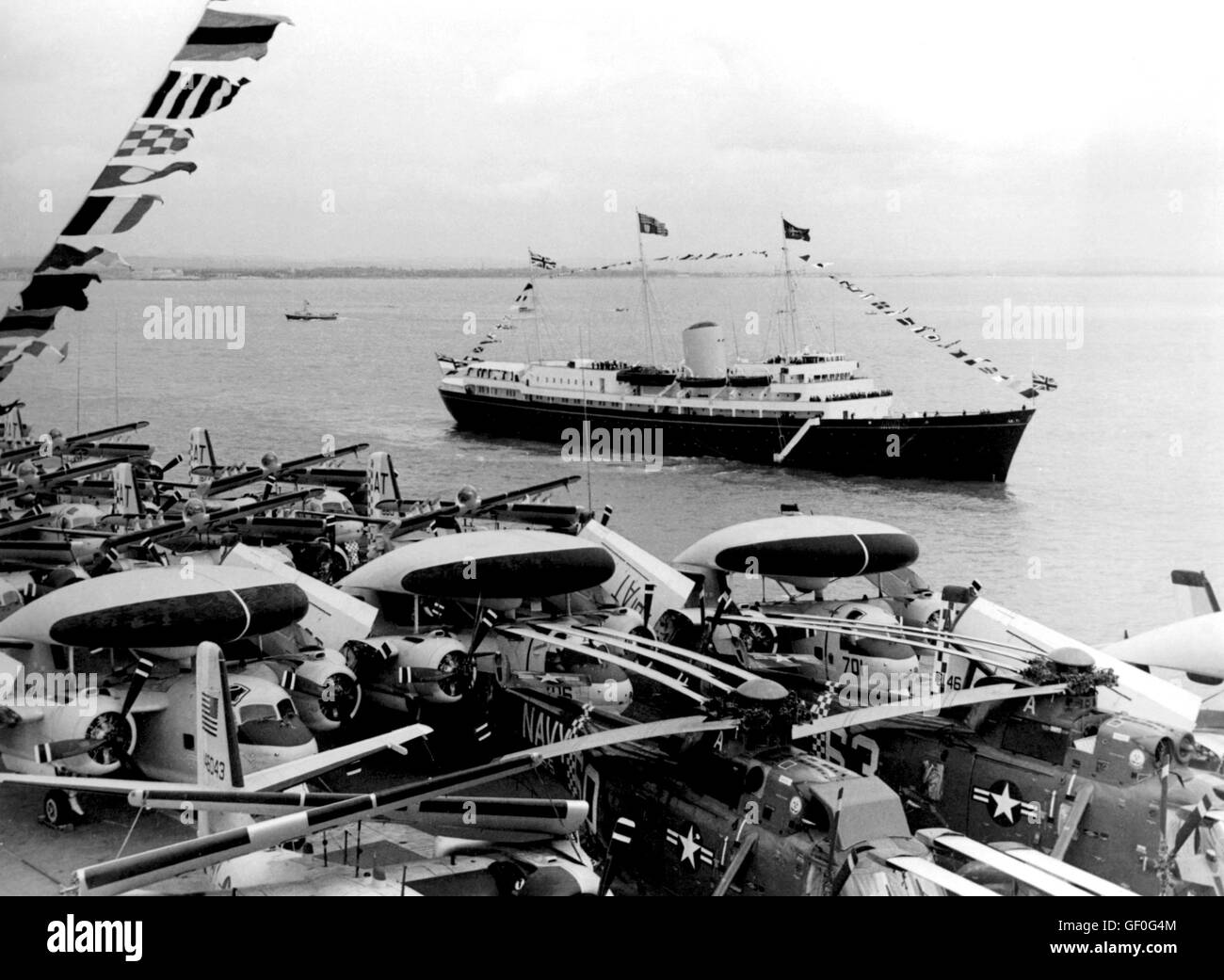 AJAXNETPHOTO. 16 maggio, 1969. PORTSMOUTH, Inghilterra. - ROYAL ISPEZIONE - il Royal Yacht Britannia portando la regina Elisabetta II, il Duca di Edimburgo e Princess Anne, raffigurato OFF SPITHEAD dal ponte della USS WASP, DURANTE IL ROYAL revisione di 61 navi da guerra di dodici N.A.T.O. (Organizzazione del trattato del Nord Atlantico) paesi. Foto:JONATHAN EASTLAND/AJAX REF:C6919 10 Foto Stock