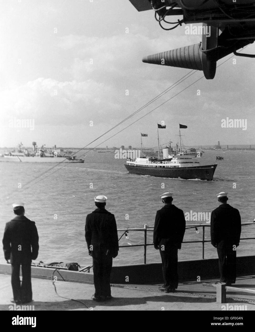 AJAXNETPHOTO. 16 maggio, 1969. PORTSMOUTH, Inghilterra. - ROYAL ISPEZIONE - il Royal Yacht Britannia portando la regina Elisabetta II, il Duca di Edimburgo e Princess Anne, raffigurato OFF SPITHEAD dal ponte della USS WASP, DURANTE IL ROYAL revisione di 61 navi da guerra di dodici N.A.T.O. (Organizzazione del trattato del Nord Atlantico) paesi. Foto:JONATHAN EASTLAND/AJAX REF:C6919 10 Foto Stock