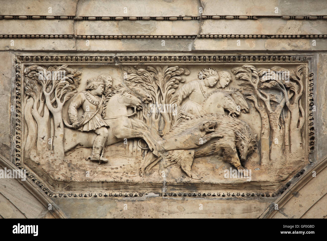 Royal wild board caccia. Rilievo rinascimentale del palazzo estivo della regina Anna nel Giardino reale del Castello di Praga in Praga, Repubblica Ceca. Foto Stock