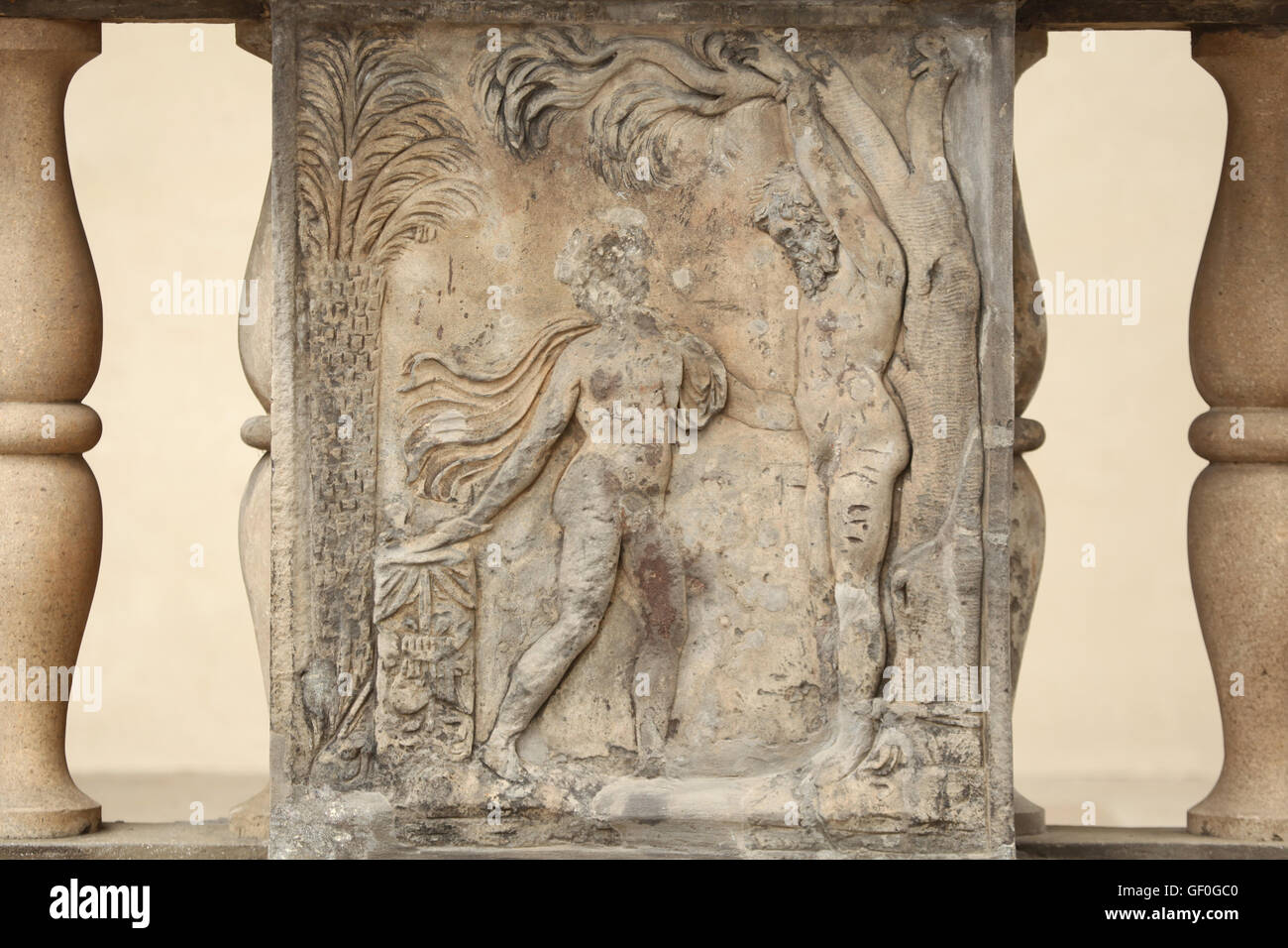 Apollo scuoiamento Marsia. Rilievo rinascimentale del palazzo estivo della regina Anna nel Giardino reale del Castello di Praga in Praga, Repubblica Ceca. Foto Stock