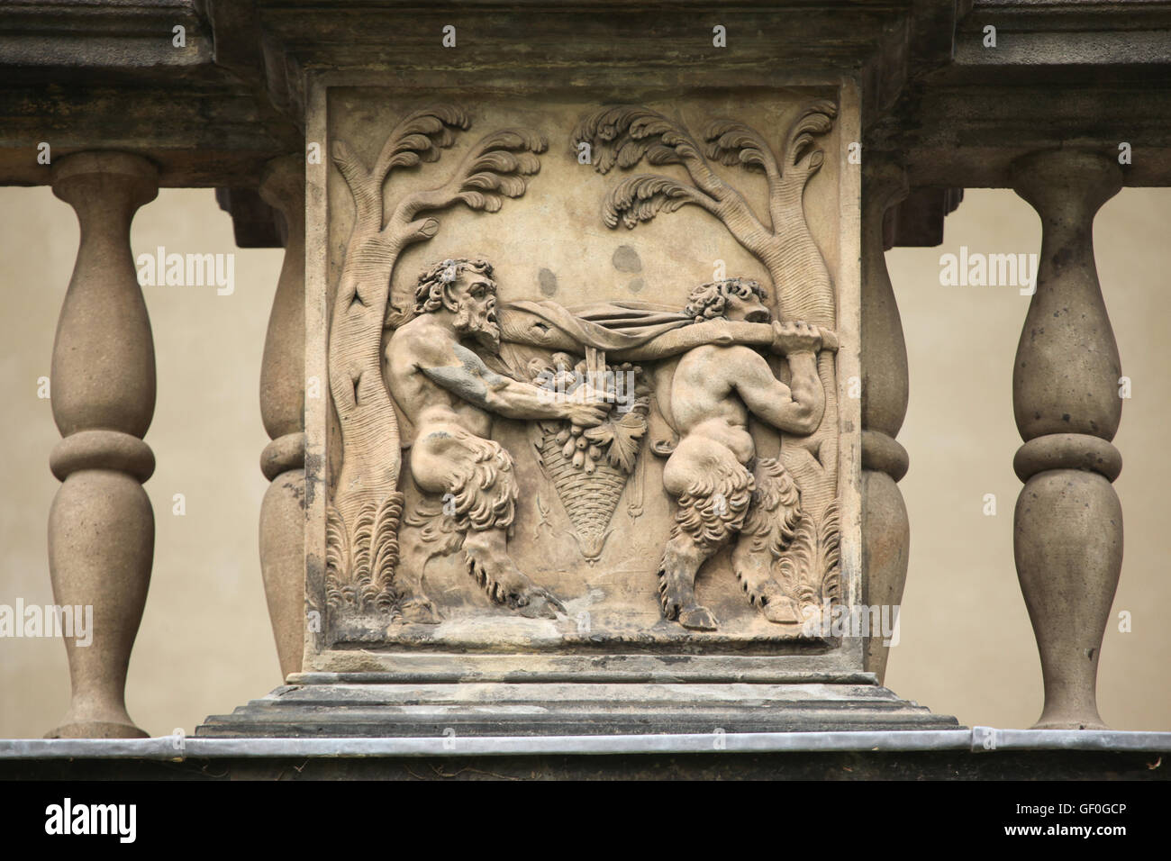 Due satiri cuscinetto vendemmia. Rilievo rinascimentale del palazzo estivo della regina Anna nel Giardino reale del Castello di Praga in Praga, Repubblica Ceca. Foto Stock
