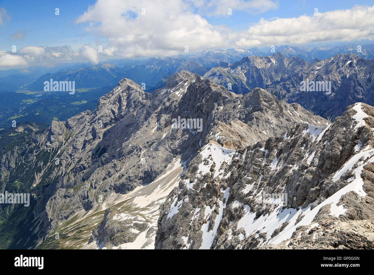 Alpi vista dalla cima del massiccio dello Zugspitze, Germania. Il massiccio dello Zugspitze, a 2.962 m sopra il livello del mare. Foto Stock