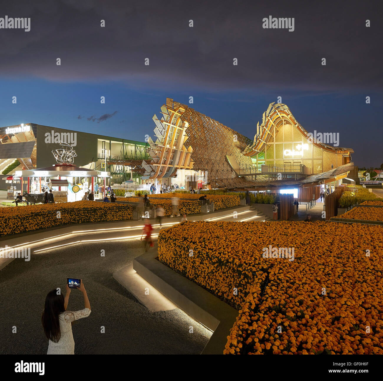 Notte elevazione dal tipo di approccio. Milano Expo 2015, Cina Pavilion, Milano, Italia. Architetto: Studio Link-Arc con Tsinghua University, 2015. Foto Stock