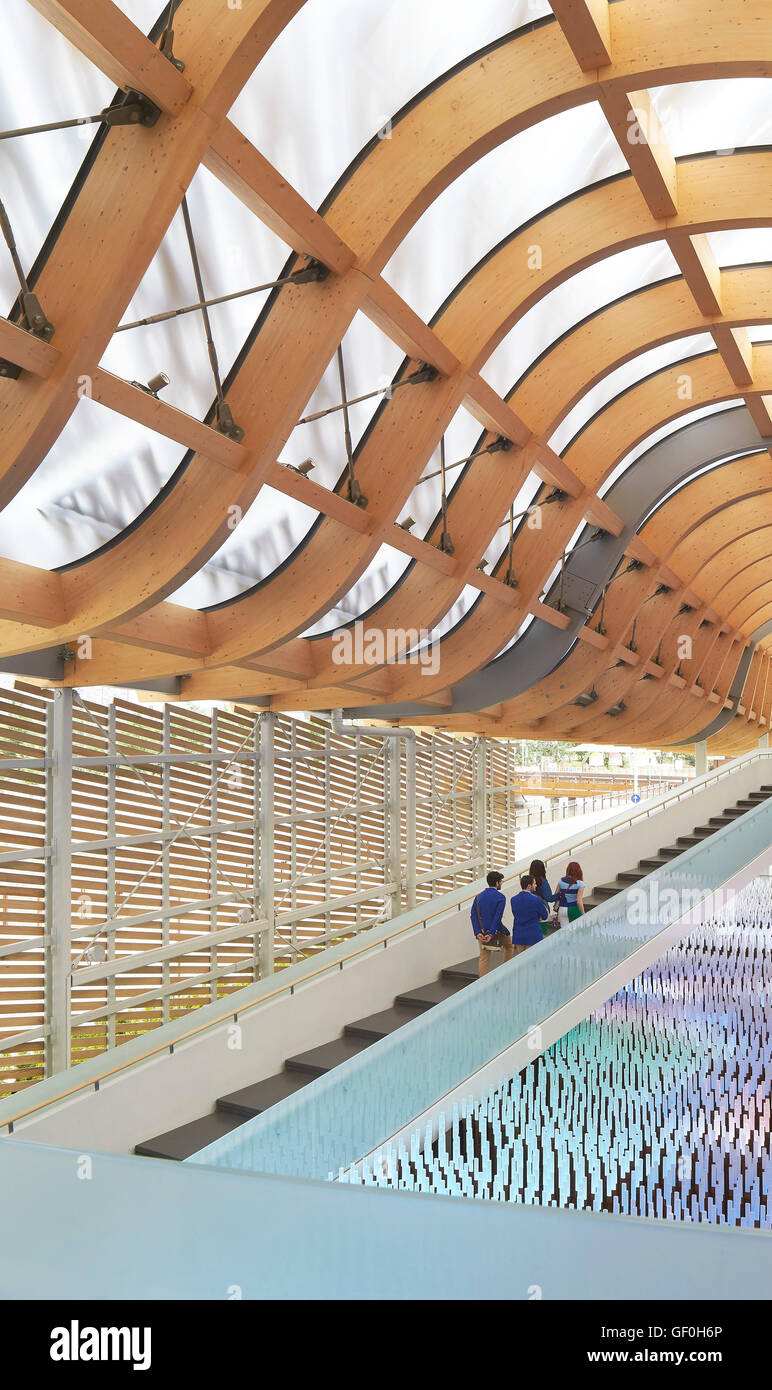 Roofline ondulata, rampa e installazione LED. Milano Expo 2015, Cina Pavilion, Milano, Italia. Architetto: Studio Link-Arc con Tsinghua University, 2015. Foto Stock