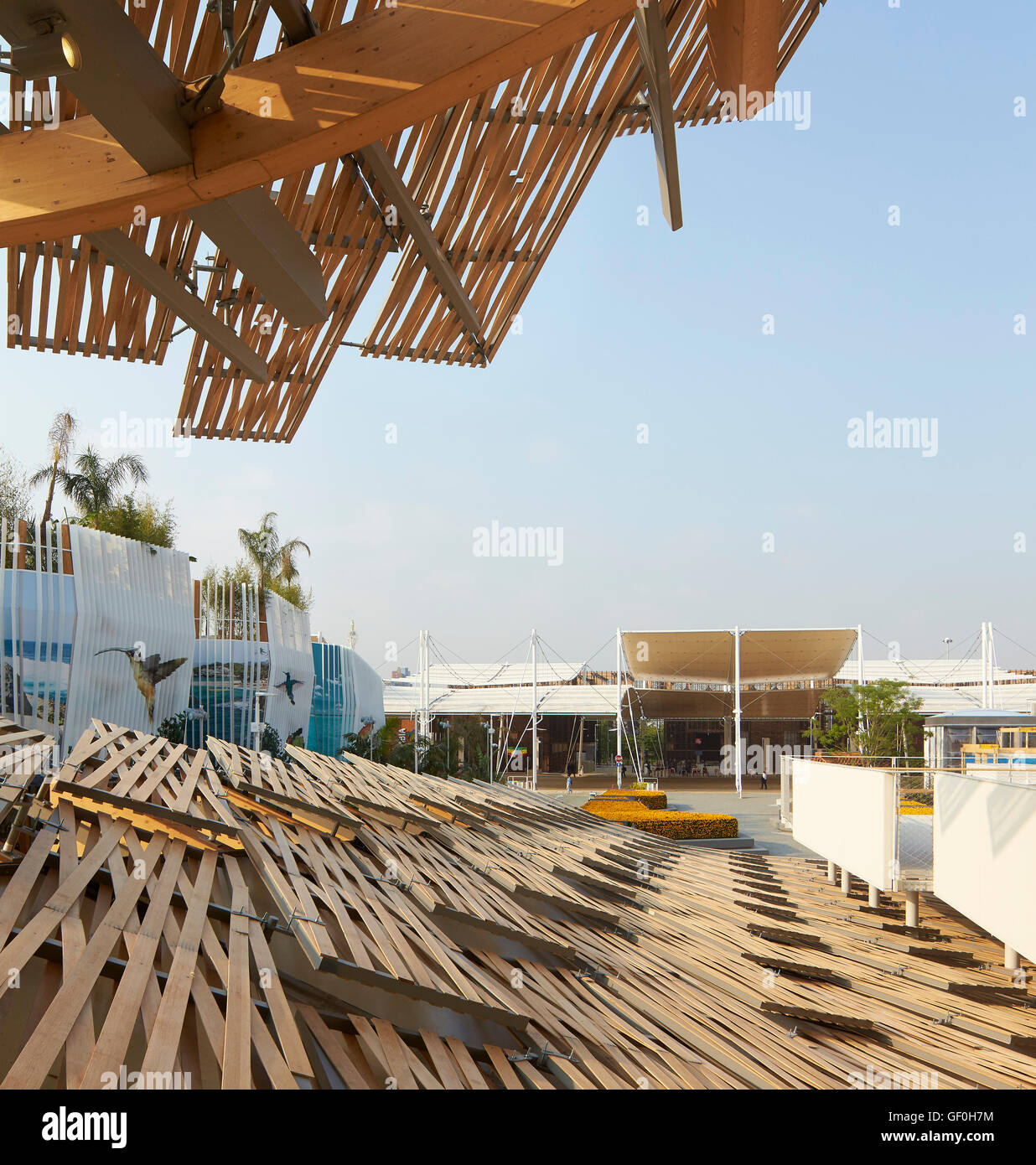 I pannelli di bambù con il contesto circostante. Milano Expo 2015, Cina Pavilion, Milano, Italia. Architetto: Studio Link-Arc con Tsinghua University, 2015. Foto Stock