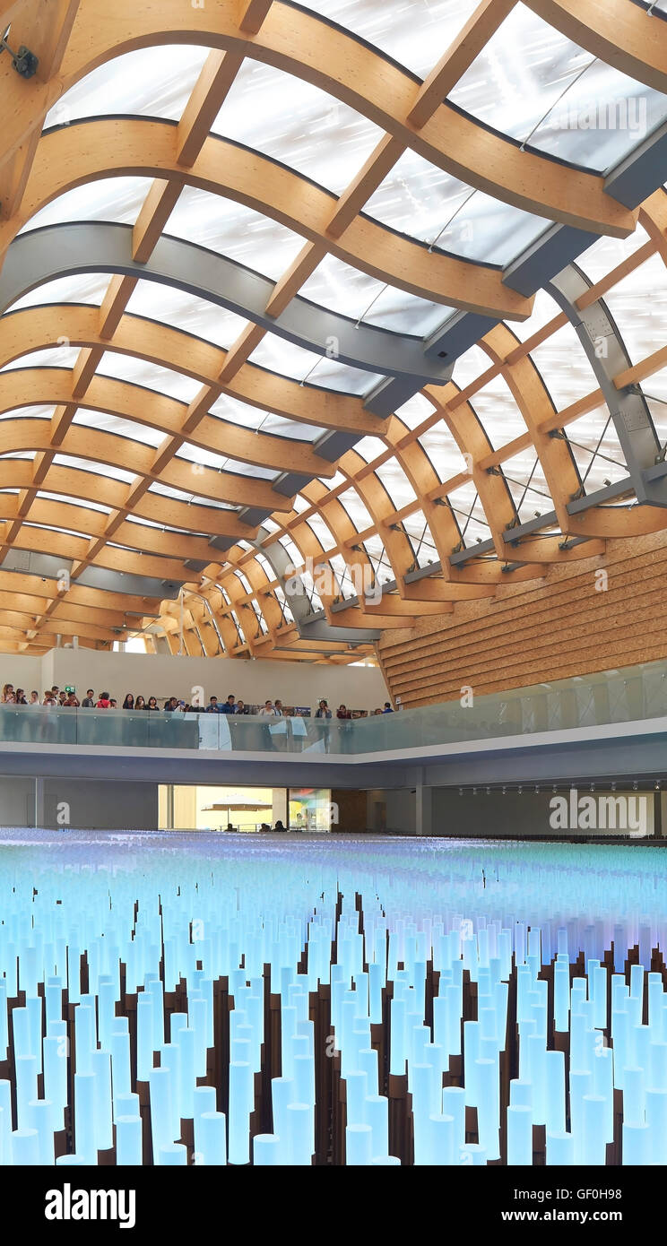 Installazione LED in blu con tetto ondulato e visitatori gallery. Milano Expo 2015, Cina Pavilion, Milano, Italia. Architetto: Studio Link-Arc con Tsinghua University, 2015. Foto Stock