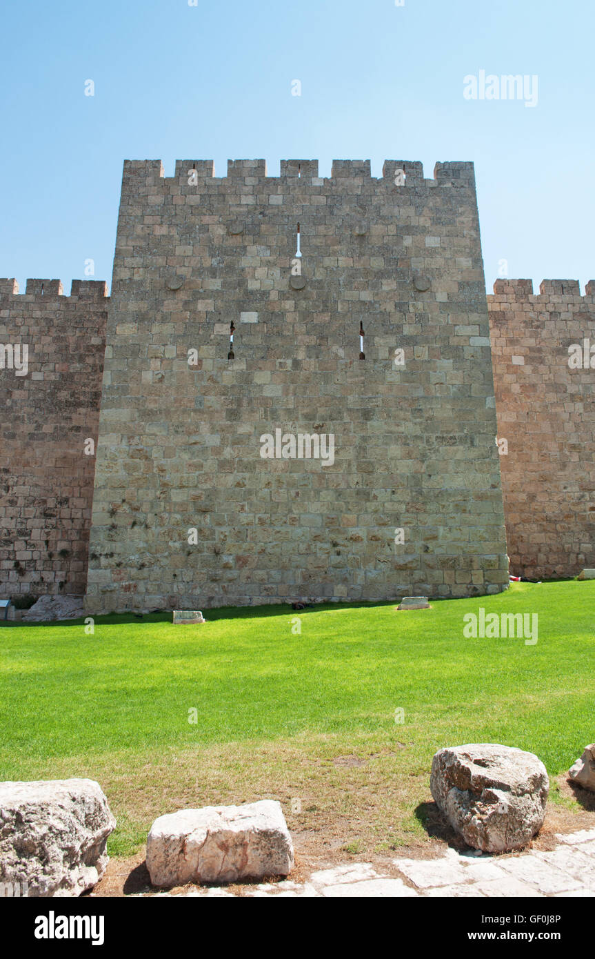 Gerusalemme: la gita a piedi lungo le antiche mura che circondano la città vecchia, costruito sotto il sultano Solimano il Magnifico tra il 1537 e il 1541 Foto Stock