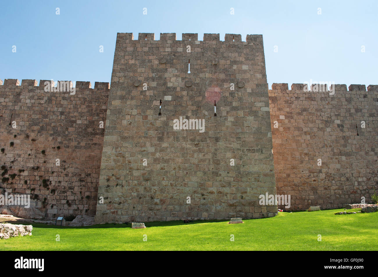 Gerusalemme: la gita a piedi lungo le antiche mura che circondano la città vecchia, costruito sotto il sultano Solimano il Magnifico tra il 1537 e il 1541 Foto Stock