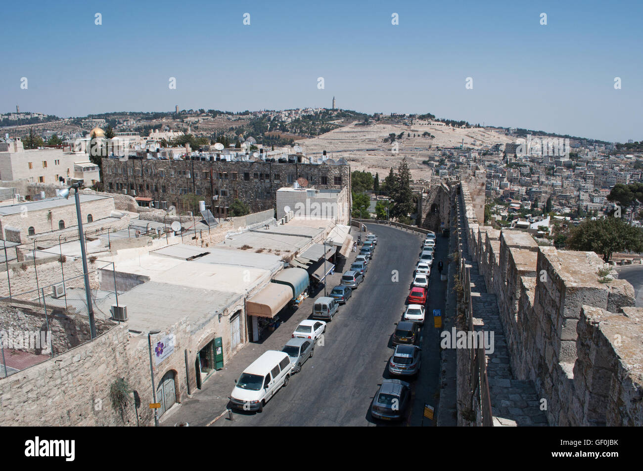 Gerusalemme, Israele: il monte degli Ulivi si vede dalle antiche mura della Città Vecchia, una attrazione turistica con le sue escursioni a piedi Foto Stock