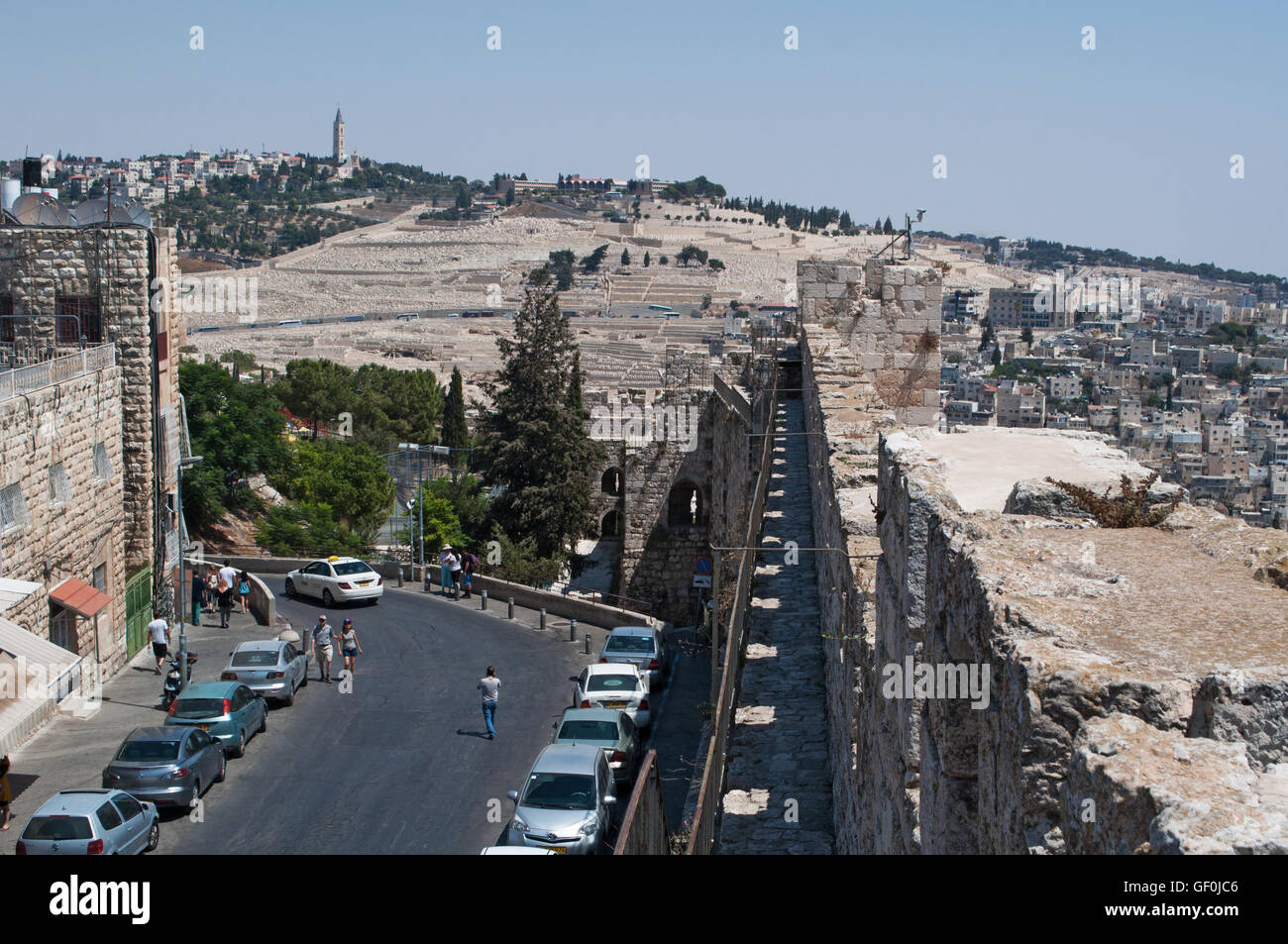 Gerusalemme, Israele: il monte degli Ulivi si vede dalle antiche mura della Città Vecchia, una attrazione turistica con le sue escursioni a piedi Foto Stock