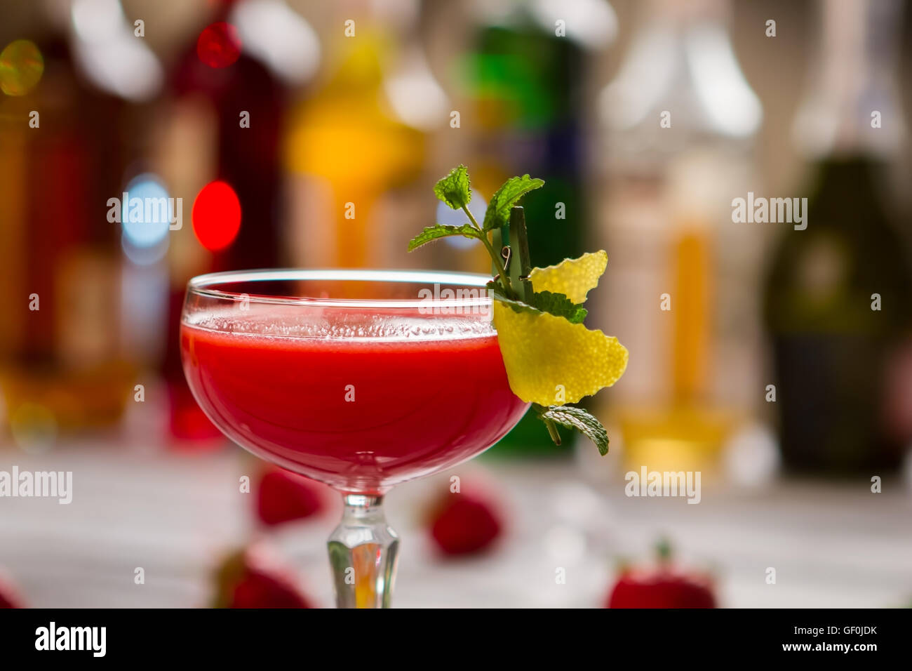 Vetro con colore rosso brillante cocktail. Foto Stock