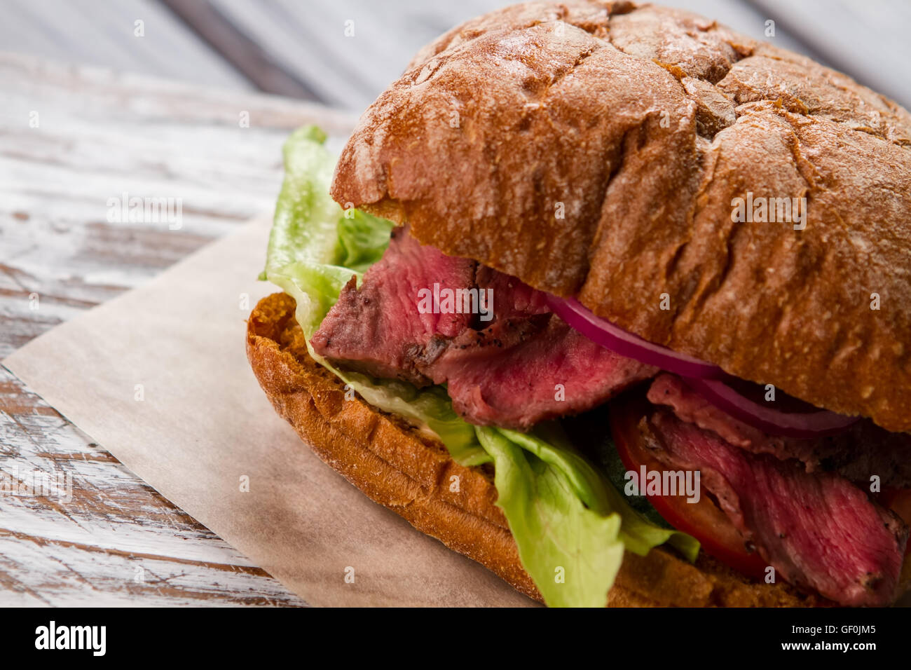 Sandwich con foglie di lattuga. Foto Stock