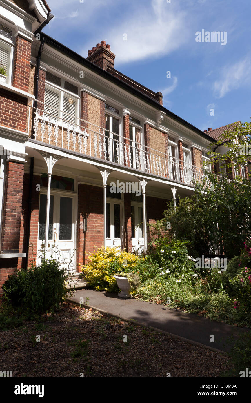 Edwardian red case in mattoni con ghisa verande, decorativo bargeboards in legno e finestre a battente su Campi collinosi Crescent Foto Stock