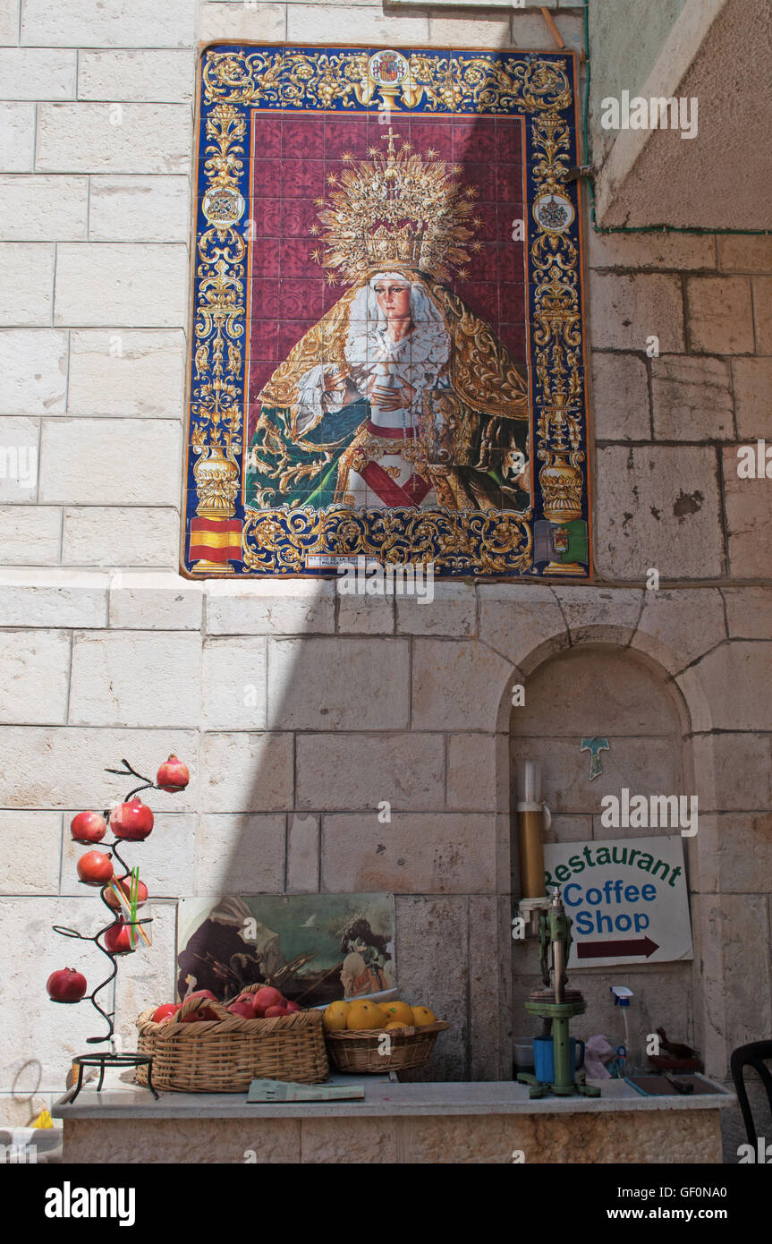 Gerusalemme: il cortile della Madonna Addolorata chiesa, una Chiesa Armena Cattolica sulla Via Dolorosa Foto Stock