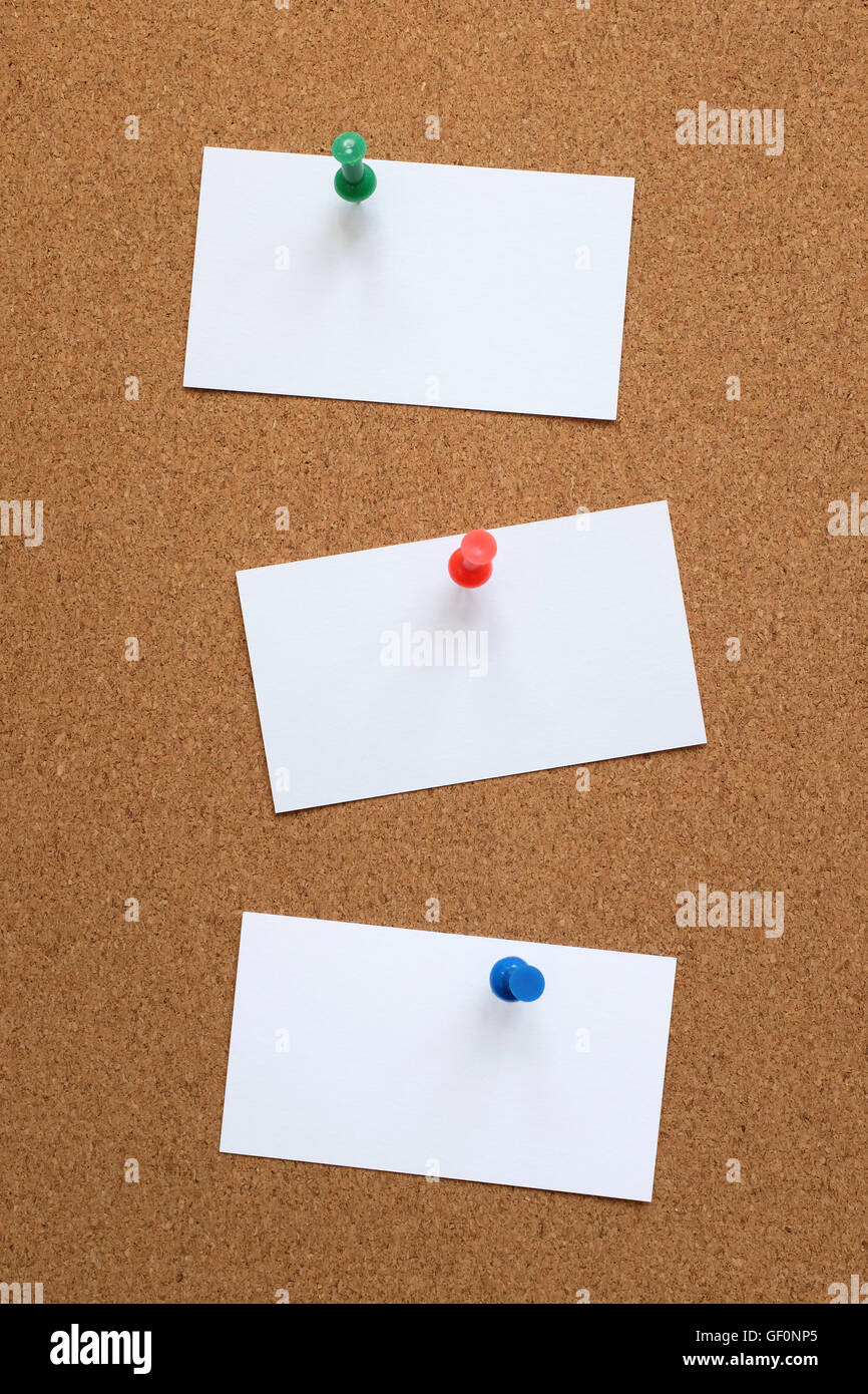 Tre blank business cards imperniato ad un perno di cork board Foto Stock
