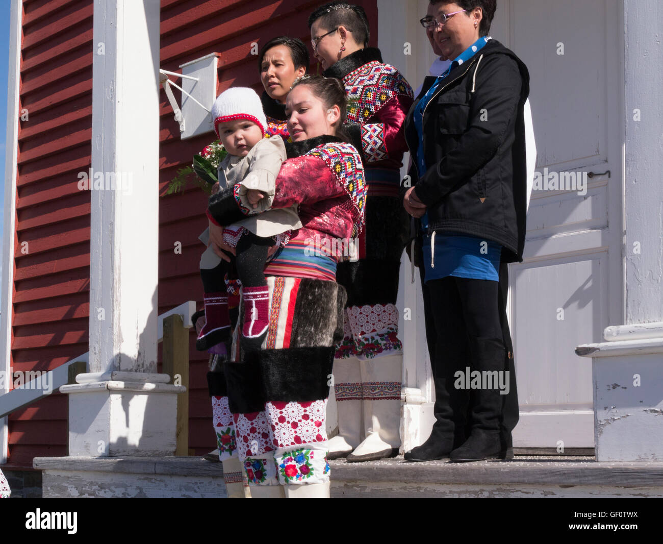 Foto di nozze dopo il matrimonio gay cerimonia di due donne nella chiesa madre del nostro Salvatore Nuuk Groenlandia Foto Stock