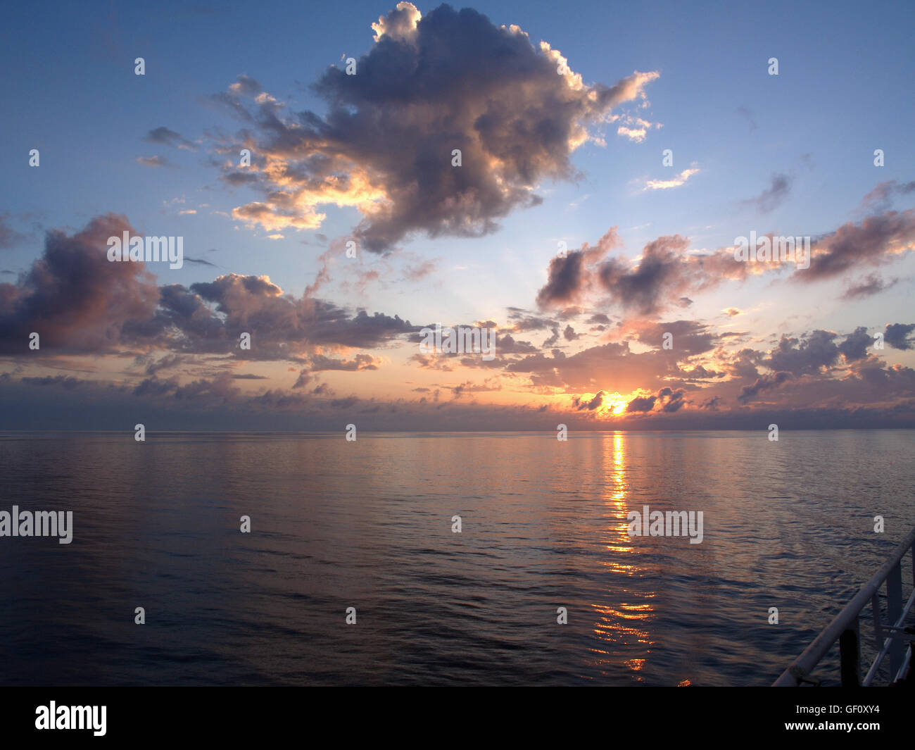 Tramonto e svegliati dal ponte principale di Minoan Lines nave traghetto Cruise Olympia durante il viaggio da Ancona a Igoumenitsa Grecia Foto Stock