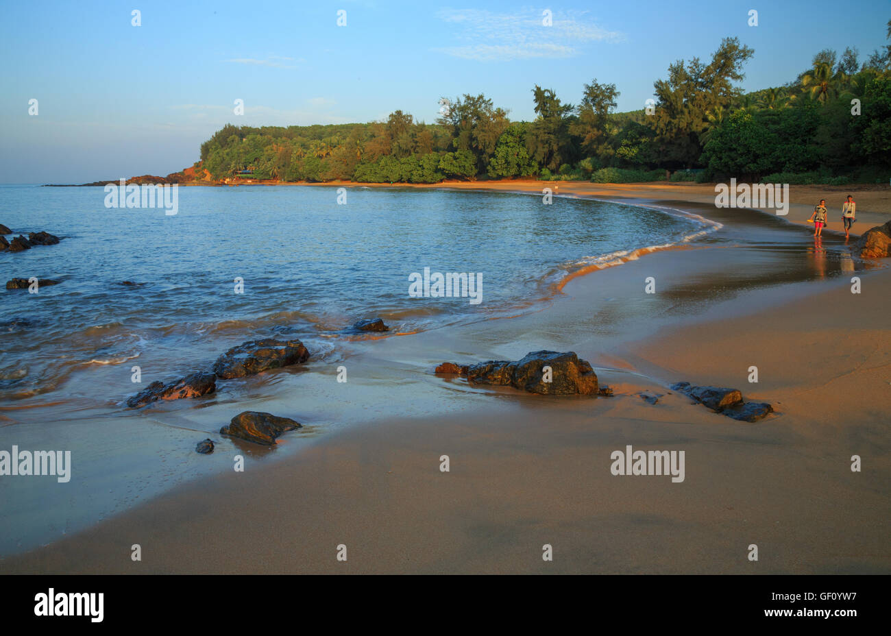 Piacevole passeggiata lungo la spiaggia del mare di Gokarna (Karnataka, India) Foto Stock