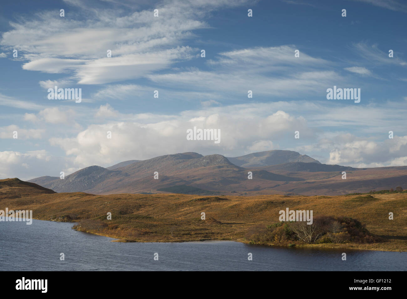 Guardando attraverso Lochan Hakel in Sutherland per la montagna di ben sperare, Highlands scozzesi, Scotland, Regno Unito Foto Stock