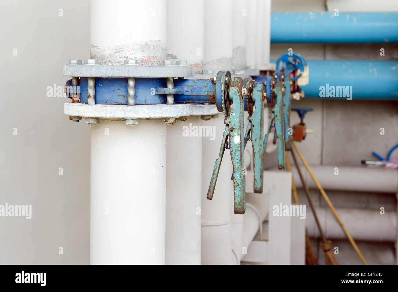 La serie di valvole a farfalla con flange sulla fornitura di tubazioni acqua Foto Stock