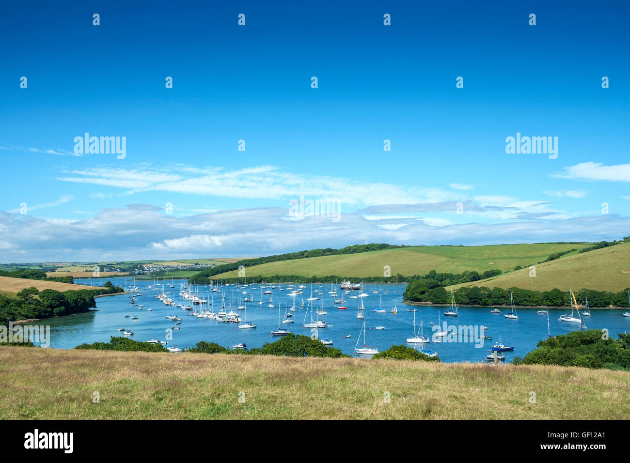 Barche ormeggiate sul Kingsbridge estuario. vicino a Salcombe, Sud prosciutti. Devon. Regno Unito Foto Stock