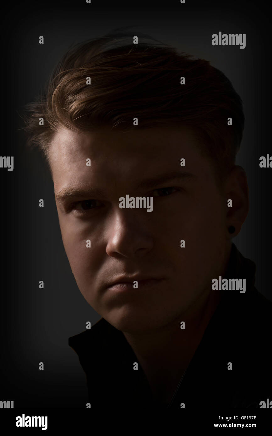 Modello maschile ritratto, occhiali da sole, capelli styling, moda, highlights Foto Stock