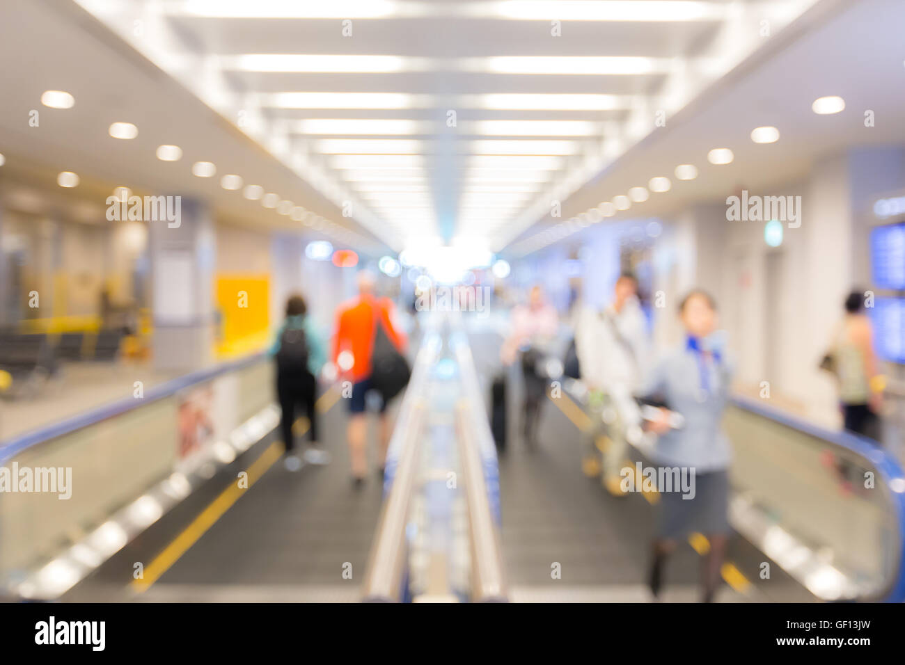 Sfocare lo sfondo del viaggiatore in aeroporto Foto Stock