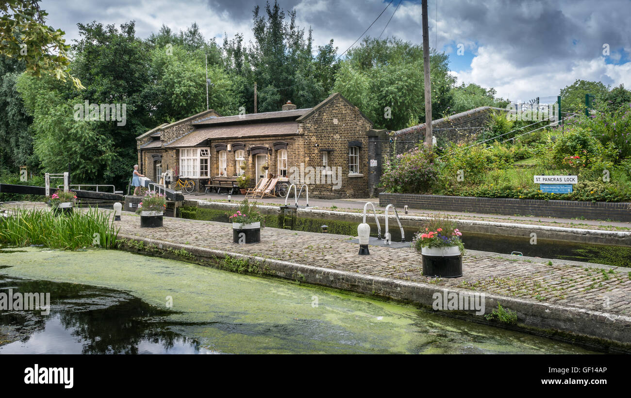 St Pancras Lock sul Regents Canal nel North London Borough of Camden. Foto Stock