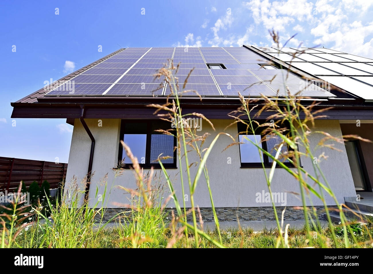 Fonti di energia rinnovabili house con il solare termico e di pannelli fotovoltaici sul tetto Foto Stock