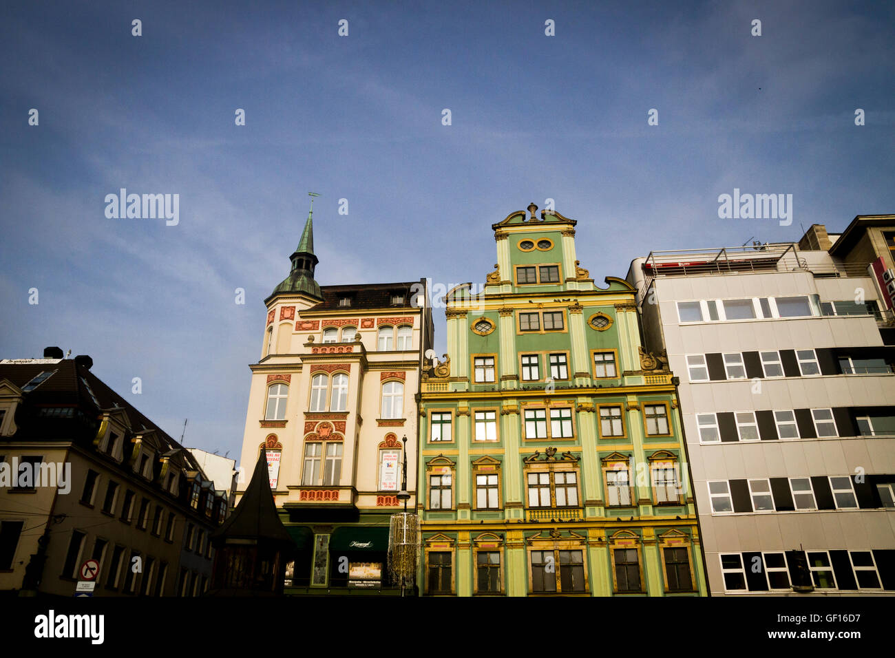 Dettagli di edifici medievali fodera della Piazza del Mercato nel centro di Wroclaw, Polonia. Foto Stock