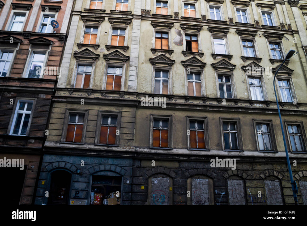 Saliti fino, appartamenti abbandonati in un blocco di appartamenti a Wroclaw in Polonia. Foto Stock