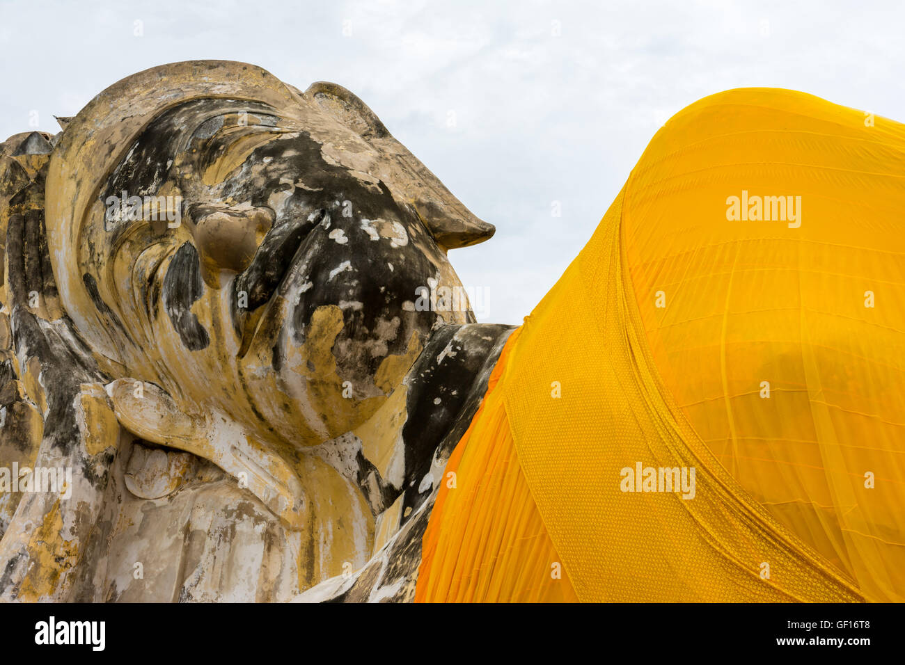 Buddha reclinato al Wat Lokayasutharam, Ayutthaya, Thailandia Foto Stock