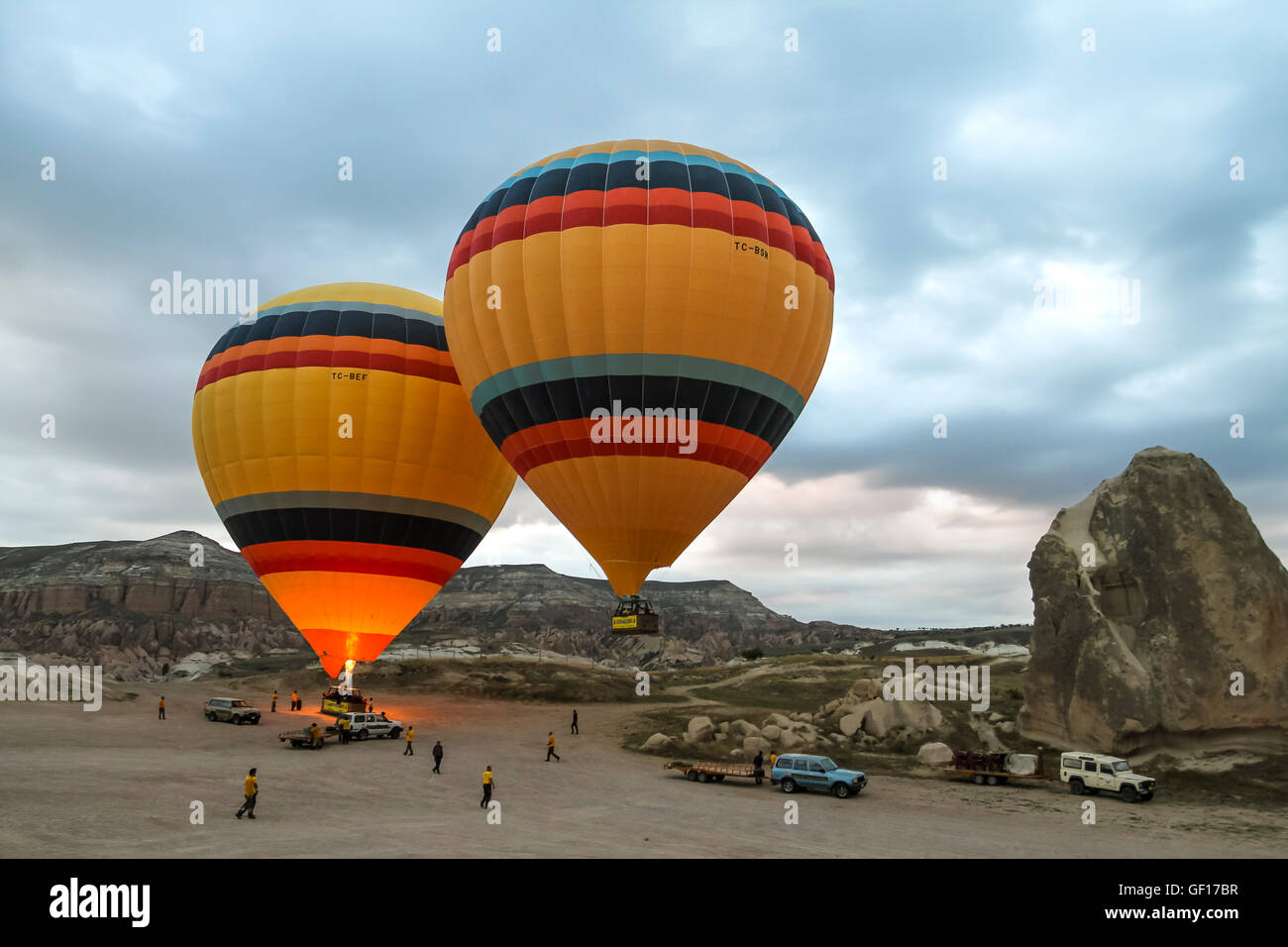Cappadocia, Turchia. Luglio 2012. I palloni ad aria calda volando sopra la splendida Camini di Fata di Goreme Foto Stock