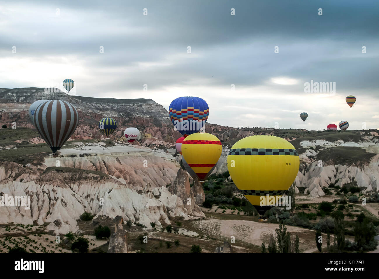 Cappadocia, Turchia. Luglio 2012. I palloni ad aria calda volando sopra la bella fata camini. Foto Stock