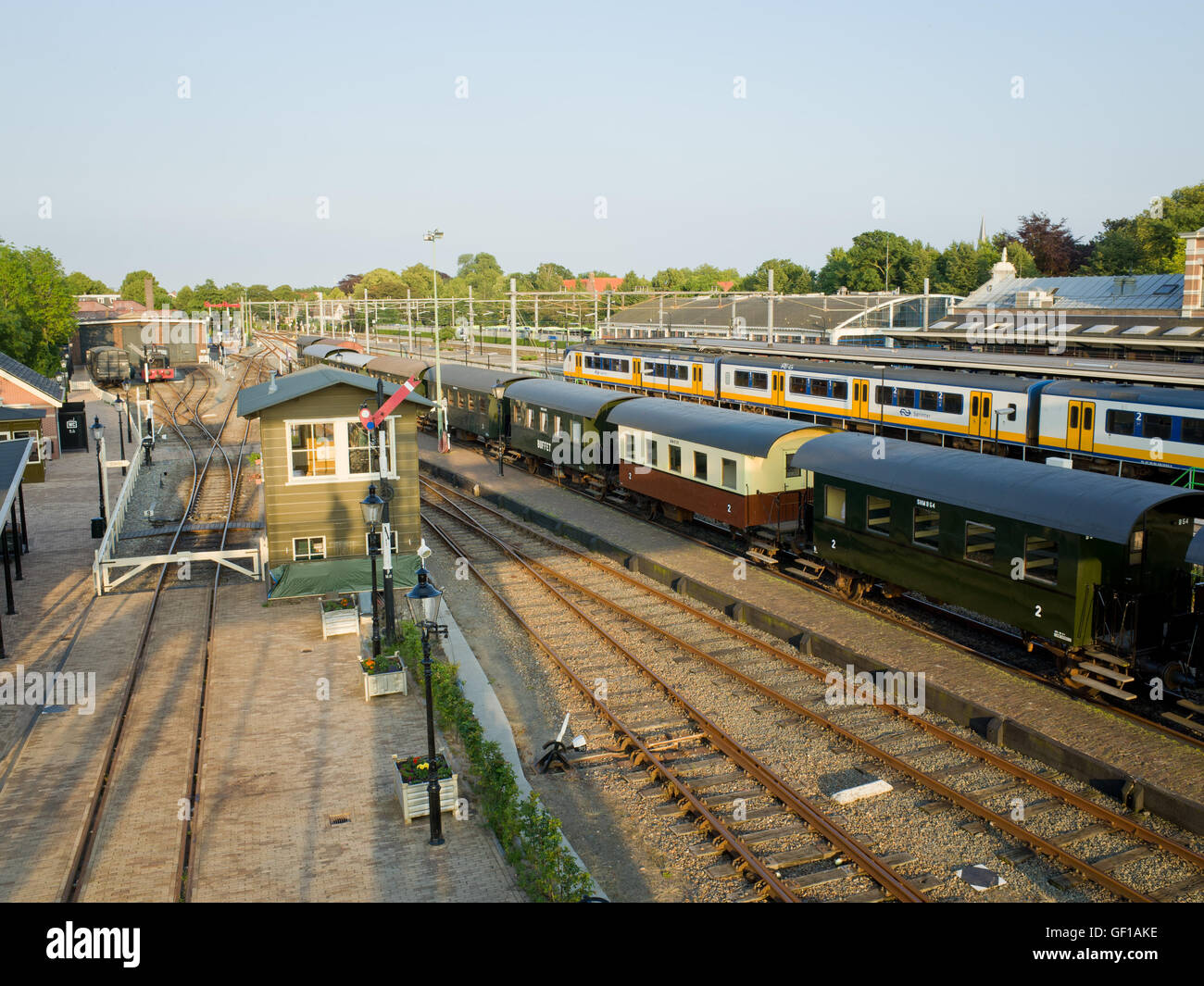 Carrozze e portantine Hoorn stazione ferroviaria Holland Foto Stock