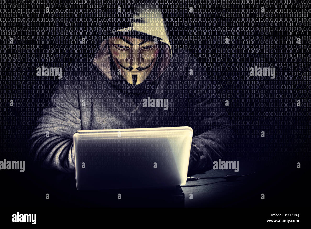 Hacker con maschera al lavoro codice binario sfondo Foto Stock
