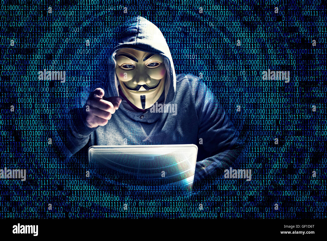 Ritratto di hacker con maschera e codice binario sfondo Foto Stock