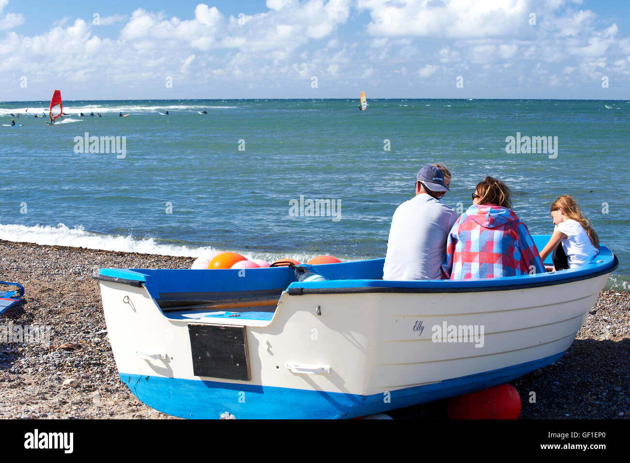 Famiglia guardando i surfisti a Klitmoller (AKA "Cold Hawaii') dello Jutland, Danimarca. Foto Stock