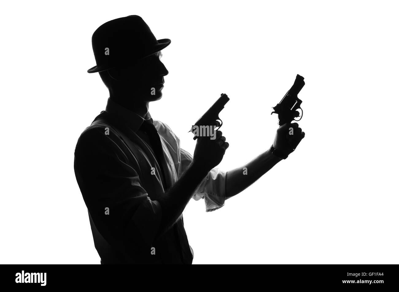 Silhouette di detective con due pistole Foto Stock