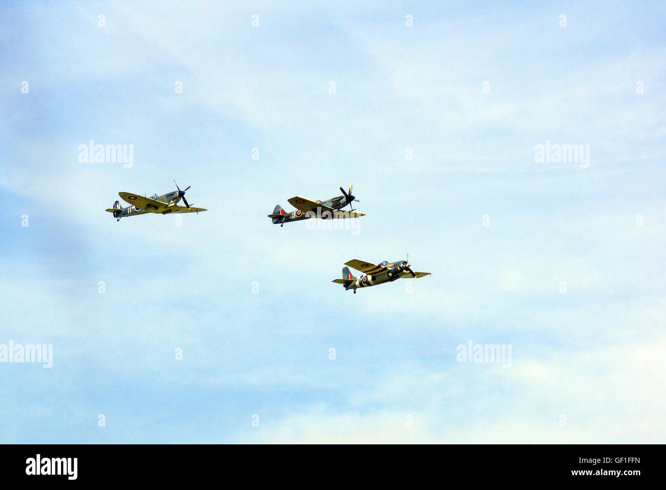 Due Spitfires e un Grumman Wildcat a Flying Legends RAF Duxford Foto Stock