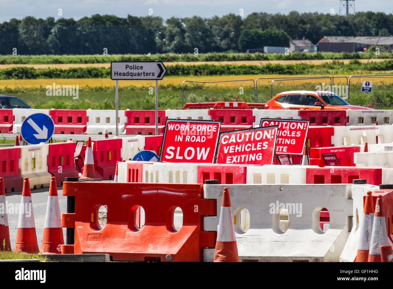 Capitolo 8 Traffic Highway Manutenzione, gestione sistemi, lavori stradali, attenzione i segnali di avvertimento, forza lavoro in strada, paracarri, coni e barriere al posto sulle principali a lungo termine di opere stradali e Semafori provvisori su Preston arterial road, B5253 Flensburg in modo Farington Moss, Lancashire, Regno Unito. Foto Stock