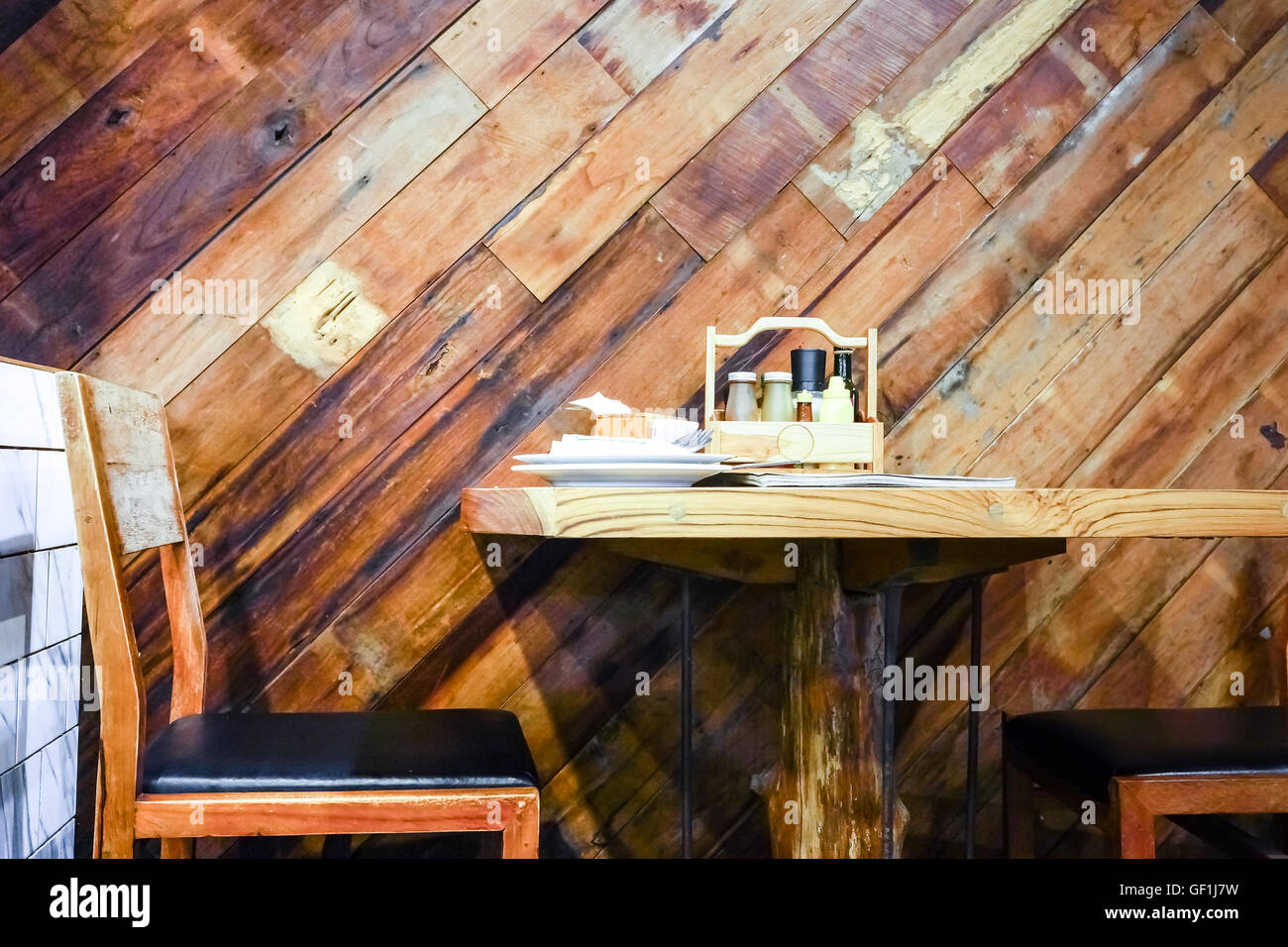 Svuotare caffè terrazza con tavoli e sedie Foto Stock