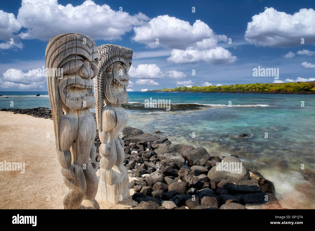 Totem a Pu'uhonua O Hōnaunau National Historical Park, Hawai'i (Big Island) Foto Stock