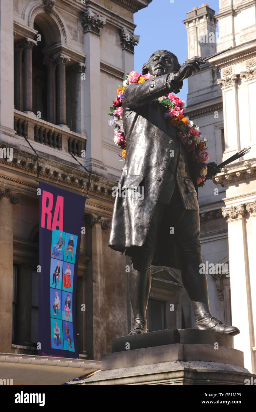 Statua di Sir Joshua Reynolds Royal Academy of Arts Piccadilly Londra Foto Stock