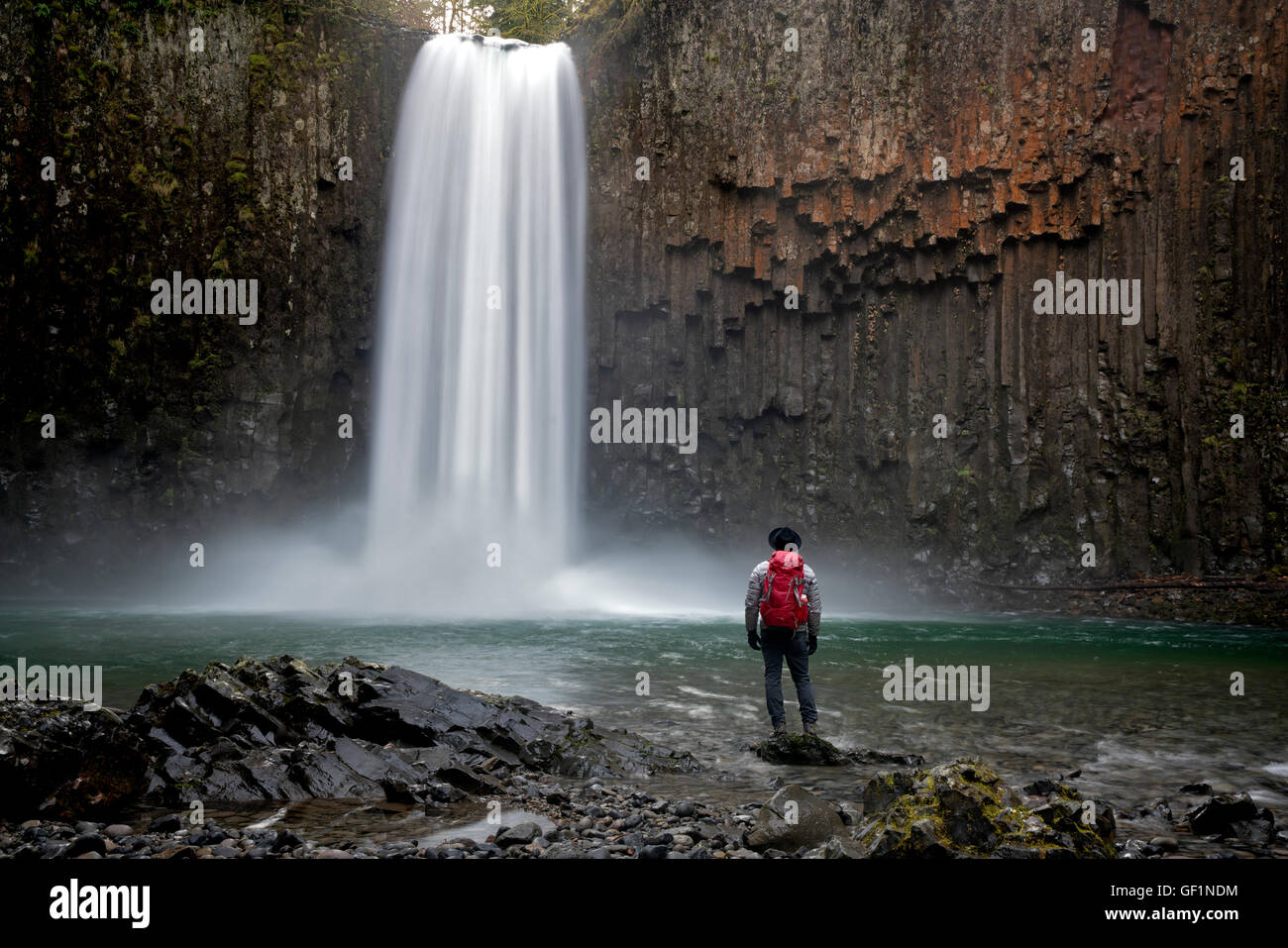 Escursionista presso base di Abiqua cade. Oregon Foto Stock