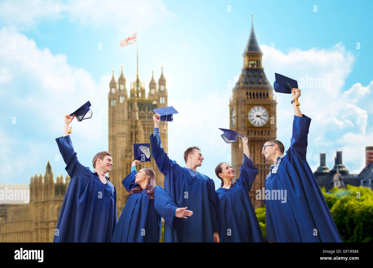 Gruppo di studenti sorridente con mortarboards Foto Stock