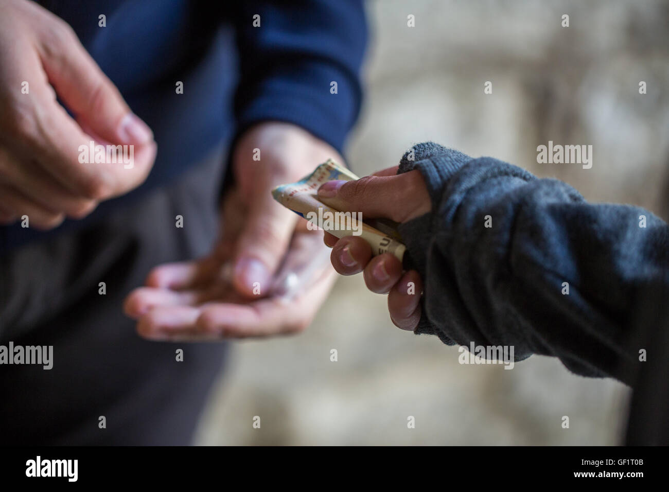 Close up addict acquisto di dose dal concessionario di farmaco Foto Stock