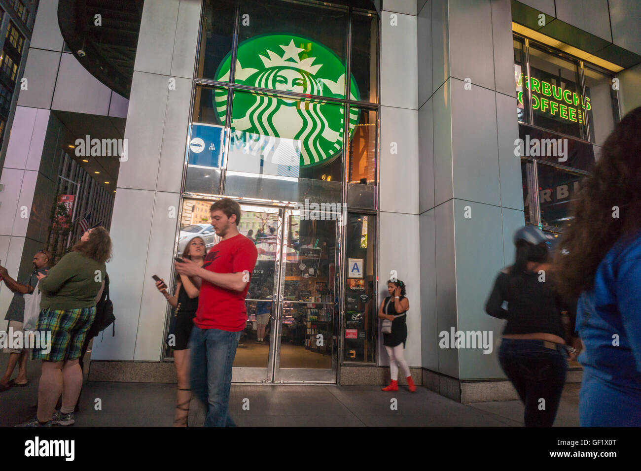 Uno Starbucks in Midtown Manhattan a New York visto il giovedì, 21 luglio 2016. (© Richard B. Levine) Foto Stock