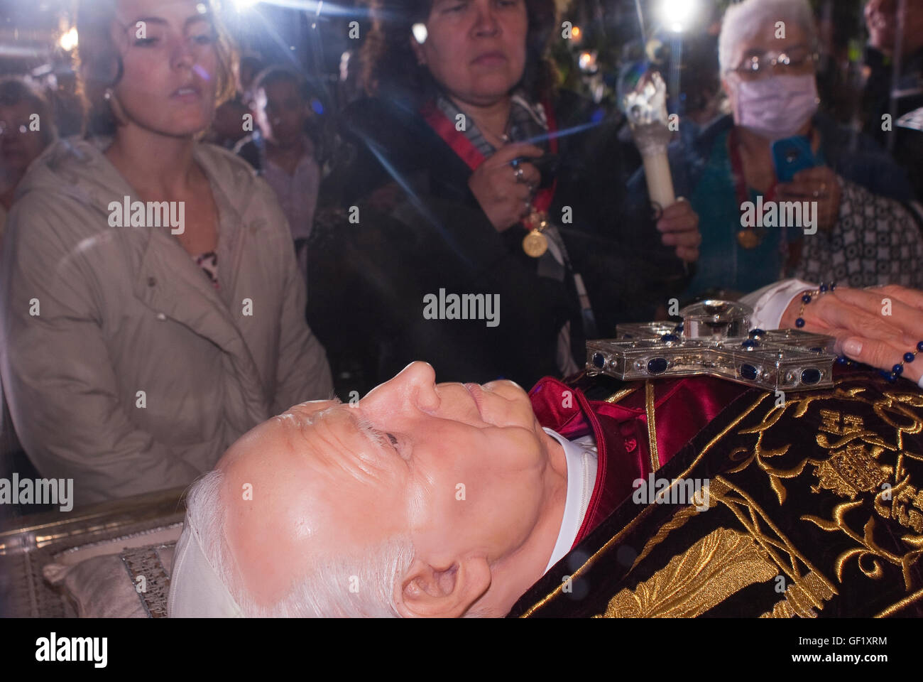 Le reliquie del recentemente beatificato Papa Giovanni Paolo II sono in un tour del Messico. Un campione del compianto Papa il sangue, sigillato in una fiala Foto Stock