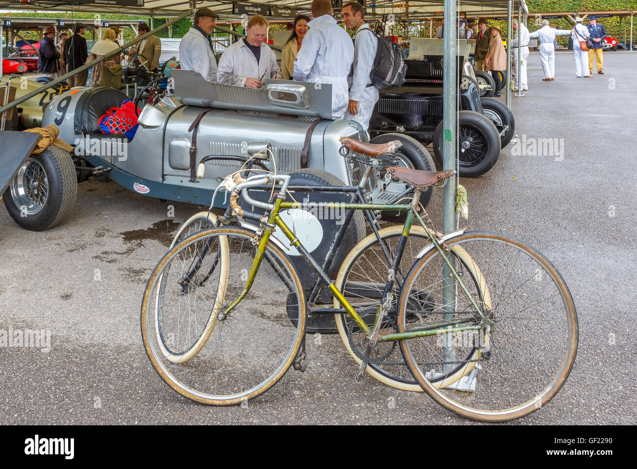 Due vintage bici da corsa accanto al 1936 ERA TIPO B A R11B nel paddock al 2015 Goodwood, Sussex, Regno Unito. Foto Stock